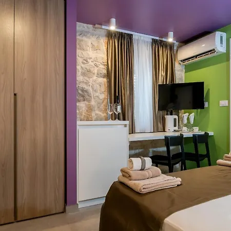 Annie's Stone & Apartment *