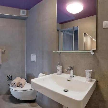 Annie's Stone & Апартаменти *