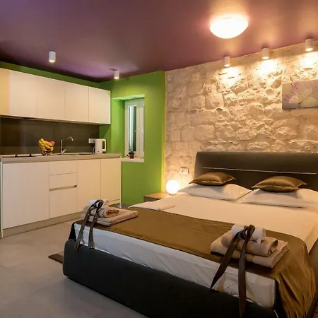 Annie's Stone & Apartment