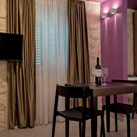 Annie's Stone & Lejlighed Split